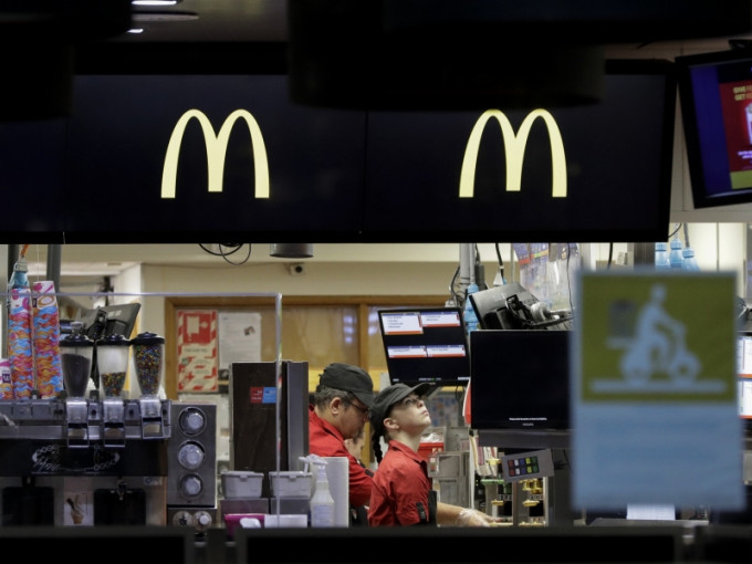 新西兰下调防控级别，28日凌晨，多间麦当劳门店前排起了长龙，人们争相抢购快餐。AP图