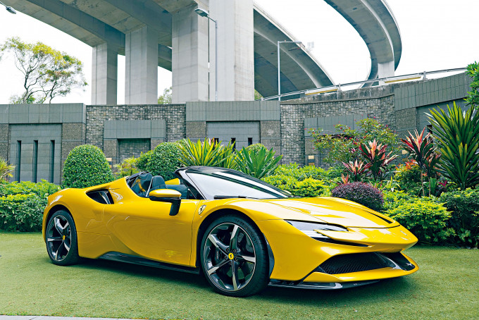 展览车添置了三十项附加项目，包括专用Giallo Monte Carlo银底黄色车身及大量碳纤维配饰，连税落地价超过一千万元。