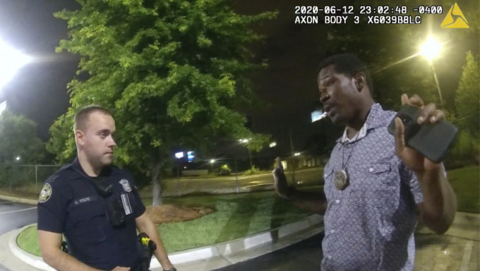 喬治亞州亞特蘭大黑人布魯克斯（圖右）上周五遭警員射殺。 AP