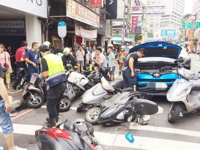 10輛電單車遭撞跌。網上圖片