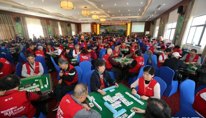 中國玩麻將的人群老中青都有。