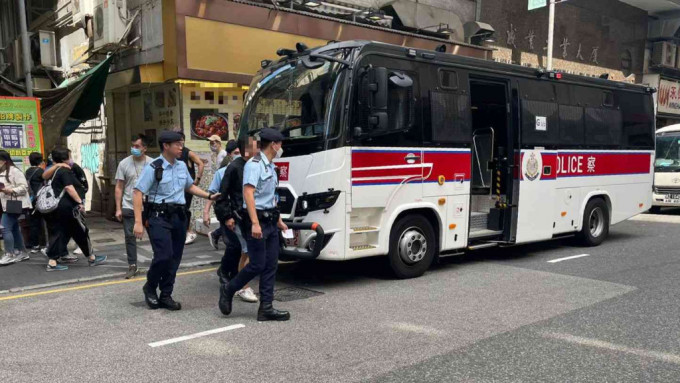 警聯同入境處東九龍打擊黑工拘捕31人。警方圖片