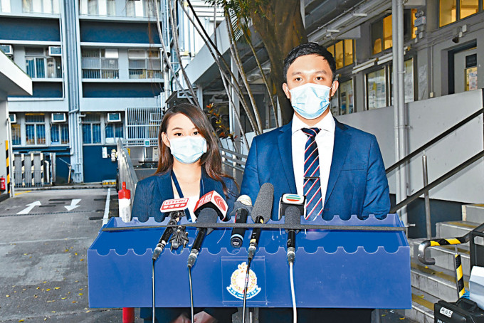 高级督察陈浩轩（右）讲述警方拘捕涉案发型师。