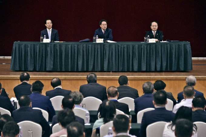 （左起）中联办副主任杨建平，国务院港澳办主任张晓明，中联办主任王志民。