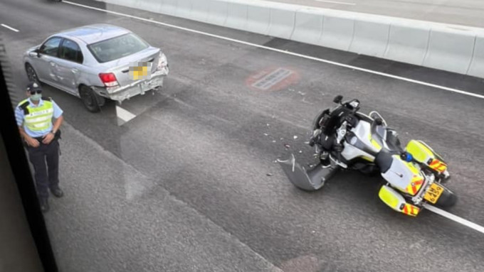 大屿山私家车与警察电单车相撞 幸无人伤。马路的事 (即时交通资讯台)FB