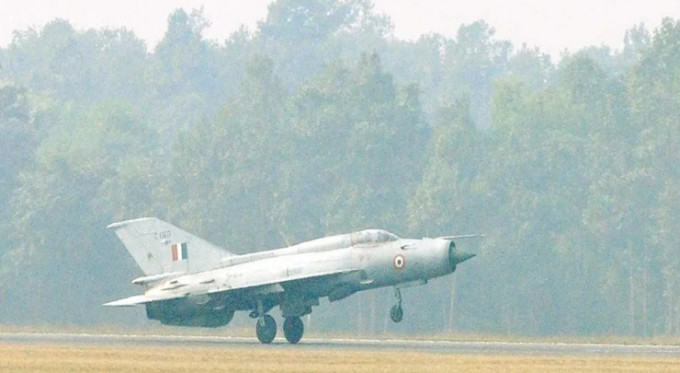 印度空军一架米格21战机失事角坠毁。网上图片
