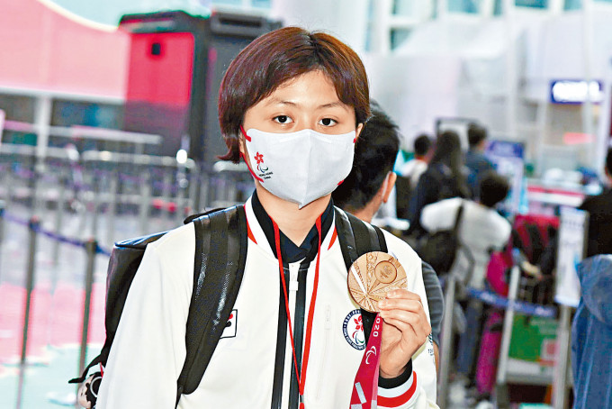 ■王婷莛昨晨和教练陈栩及队友吴玫荟，乘搭航班由日本回港。