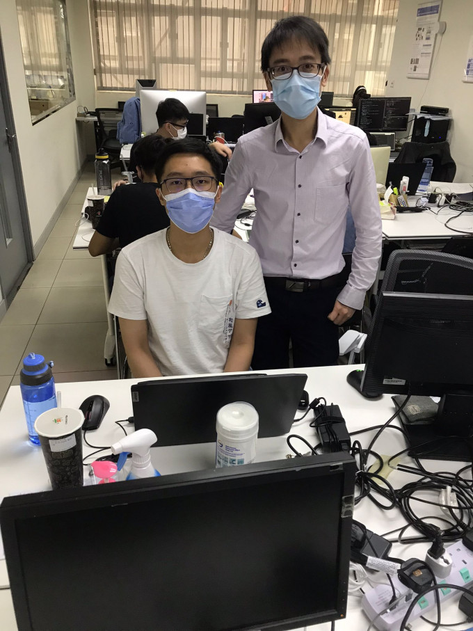 香港城市大學工學士（資訊工程學）四年級學生梁子樂（左）受聘於港科研有限公司。 政府圖片