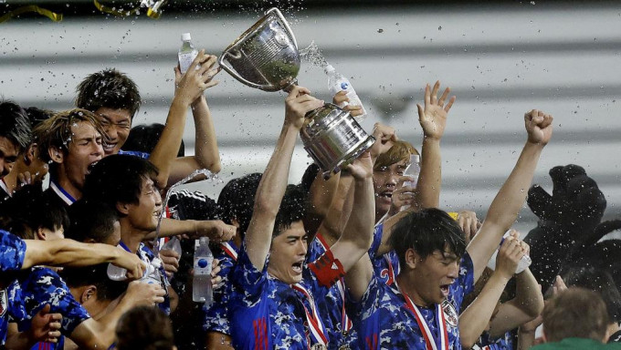 日本高舉東亞盃錦標。Reuters