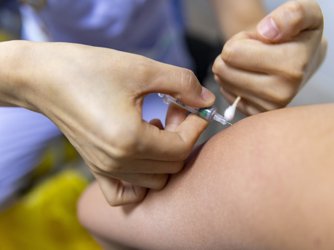 中国疫苗行业协会会长表示国内新冠疫苗制造能力已占全球新冠疫苗产能约一半。AP图片