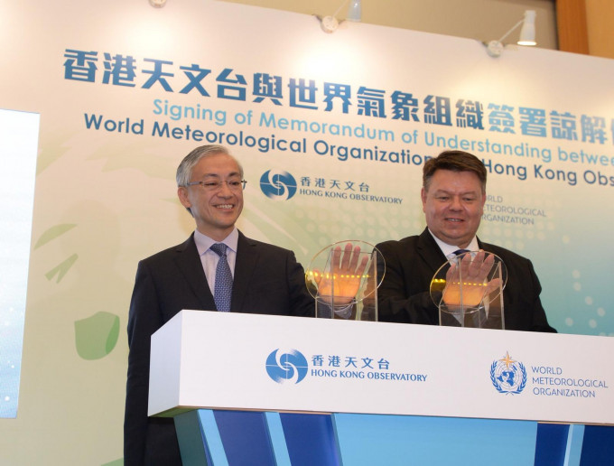 岑智明(左)與世界氣象組織代表簽訂備忘錄