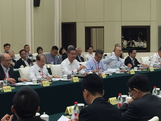 政府考察團在珠島賓館與廣東省政府進行座談會。
