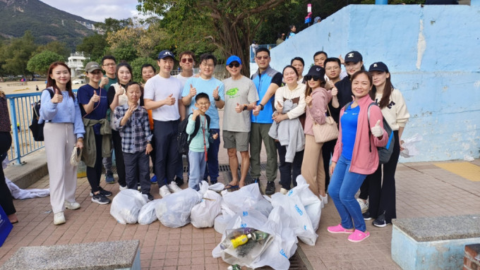 港岛青年联会等团体举行清洁沙滩行动 逾40义工清理浅水湾宣扬环保