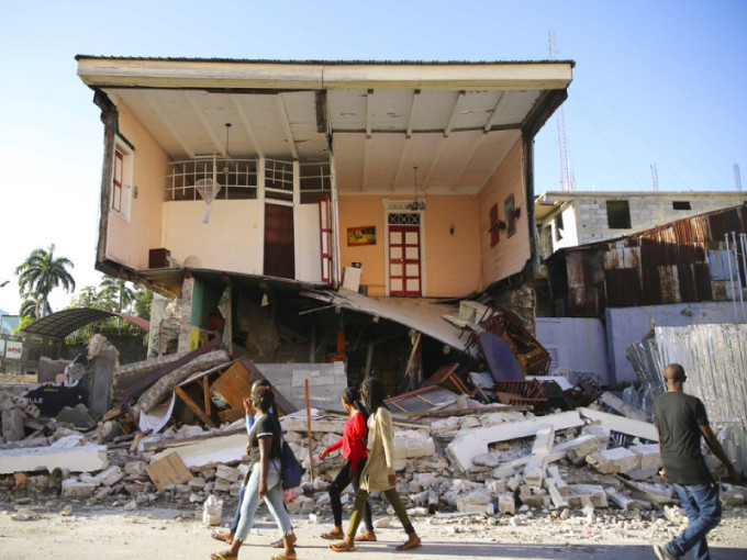海地大地震目前增至724人死亡。AP圖片