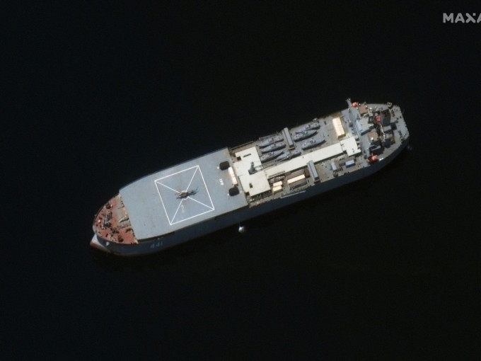 人造卫星拍摄到其中一艘军舰配备一些小型攻击型快艇。AP