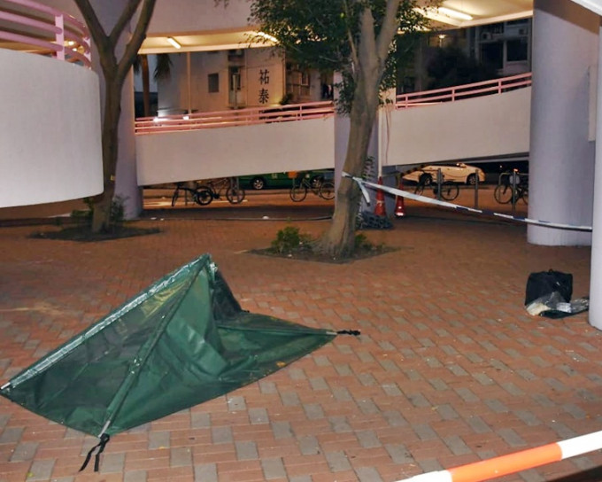 警方以帐篷遮盖死者遗体。