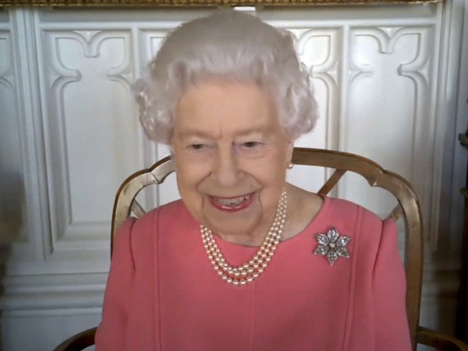 英女皇在跟官员进行视像会议时呼吁民众接种新冠疫苗。AP图片