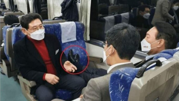 南韩总统候选人尹锡悦将脚放列车座位上，被批无公德。