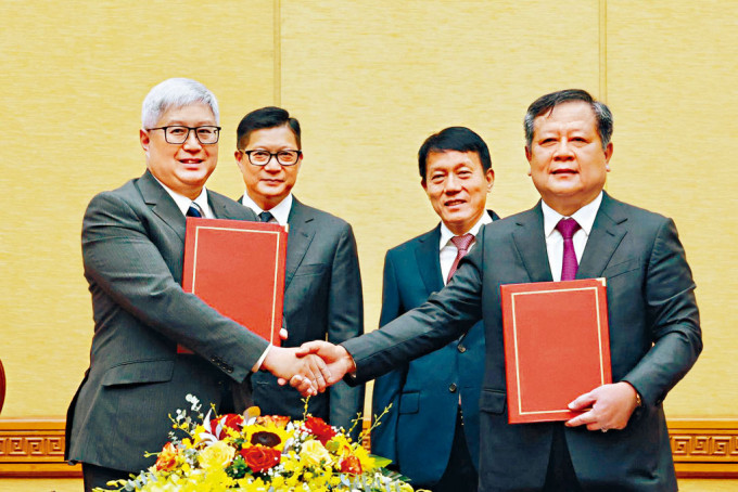 區嘉宏（左一）代表港府與越南出入境管理局簽署合作備忘錄，左二為鄧炳強。