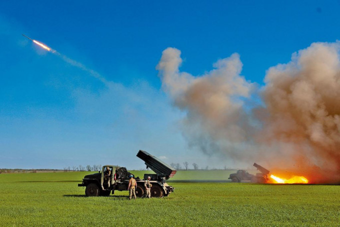 烏克蘭士兵周二在東部地區，向俄軍發射BM-21「冰雹」火箭炮。