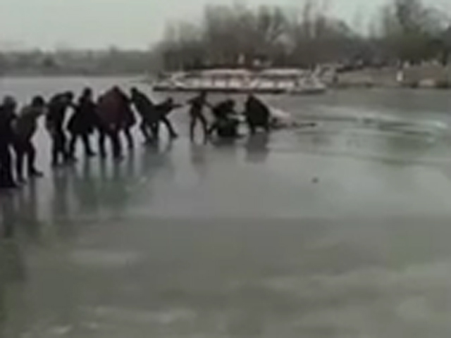 近20名男女老幼游人，在冰面手拉手，合力将堕湖的小孩及其家人救起。 网上图片