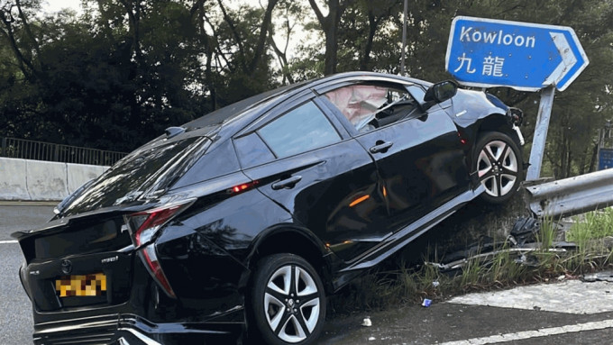一輛私家車沿將軍澳清水灣道向西貢方向行駛，其間懷疑失控撞壆並撞毀兩個交通標誌。
