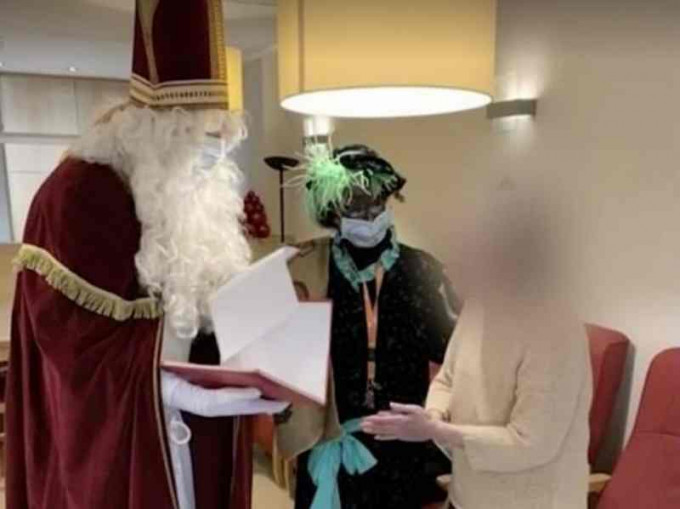 該名義工上月初扮「聖誕老人」探訪莫爾市一間護老院。網圖