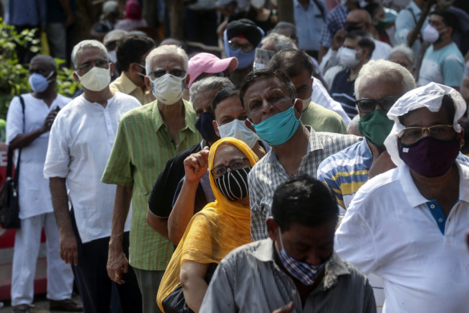 印度疫情持续恶化，台湾正洽旅行社包机撤侨。AP图片