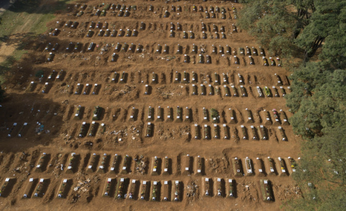 巴西政府挖集體墳墓埋葬新冠肺炎死者。AP圖