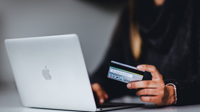 有消费者申请联营信用卡，但半年后仍未收到迎新购物积分。istock图片