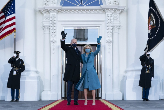 拜登和夫人前往白宫，是他首次以总统身份进入白宫。AP