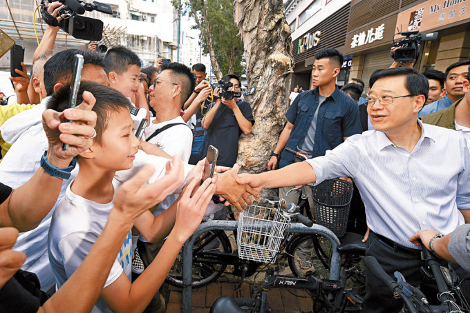 李家超視察元朗新街的衞生情況期間，獲市民熱烈歡迎。