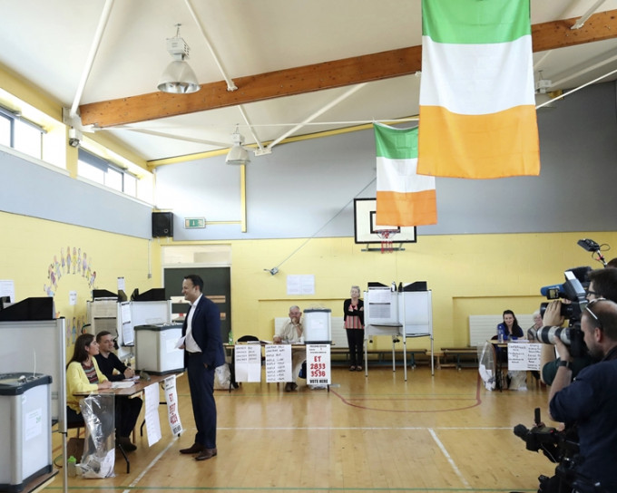 支持放宽禁令的爱尔兰总理瓦拉德卡认为，高投票率有利支持放宽禁令的一方。AP