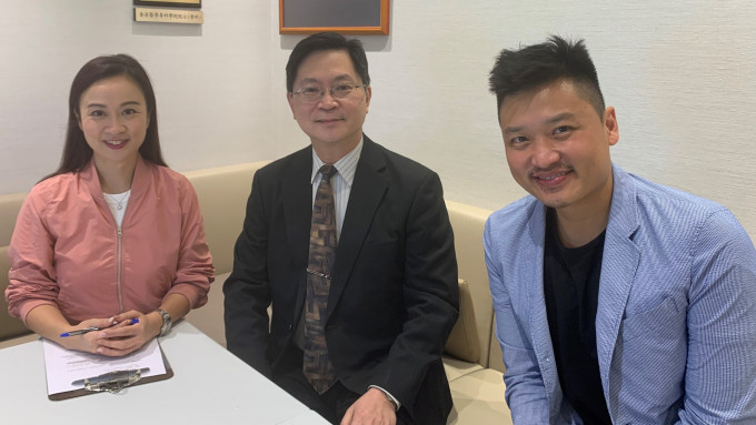創新及科技局局長薛永恒（中）與陳凱欣（左）、鄭泳舜（右）在社交網站直播講解新App。