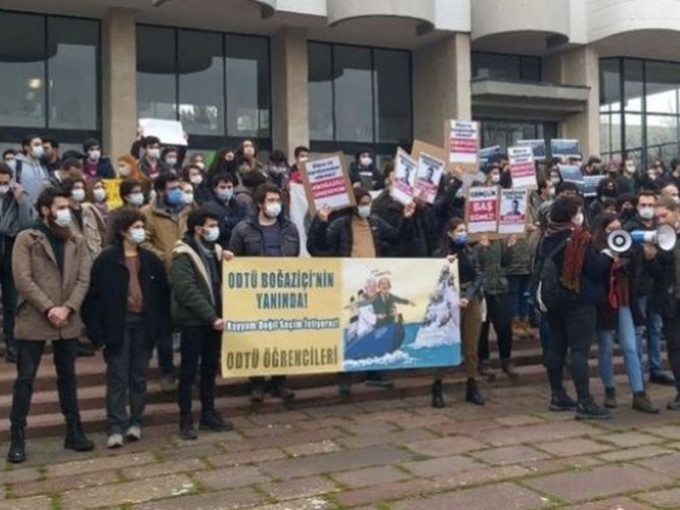 早前有人在斯坦布爾海峽大學外示威。網圖
