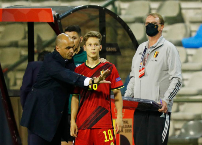 禾沙治亚伦（中）深受比利时教练马天尼斯（左）赏识。