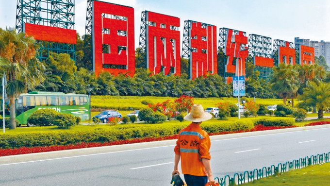 矗立在福建厦门的「一国两制 统一中国」大型标语。网上图片