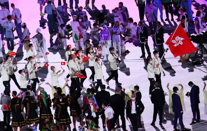 港队由男子花剑代表张家朗，及羽毛球女将谢影雪担任持旗手。新华社图片