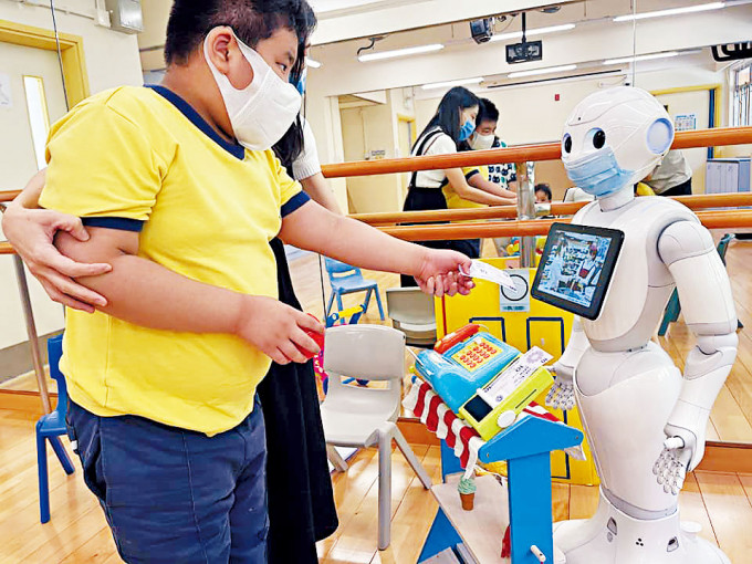 教育局向特殊学校发放一笔过「新科技支援课堂学习津贴」，学校可购置协助学习的机械人。　