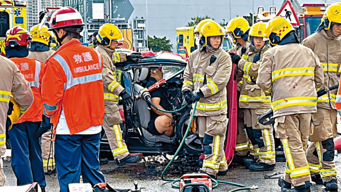 消防員花個半小時始將被困私家車司機救出。