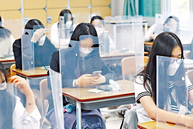 南韩大田市一所中学在书桌架起胶板防疫。