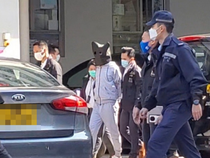 两名未成年港人黄临福及廖子文，今日近中午12时，在深圳湾口岸移交香港警方，并在交通警员开路下进入天水围警署。