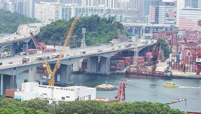 水警及消防轮在附近一带海面搜索。  葵青讲场FB图