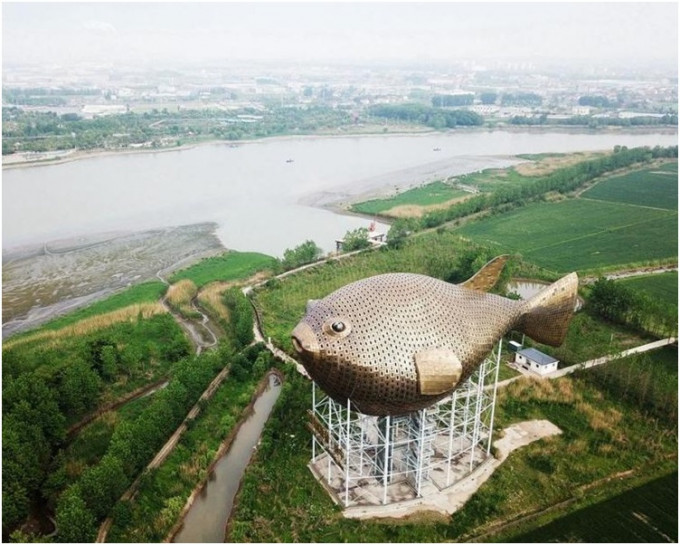 該河豚塔高62米重約2100噸。