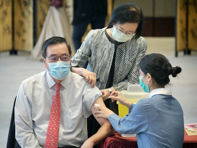 梁君彦接种季节性流感疫苗，陈肇始到场观察过程。