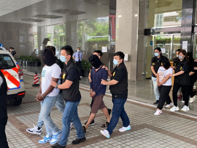 香港警方联同澳门司警联合打击跨境网上情缘骗案犯罪集团 。