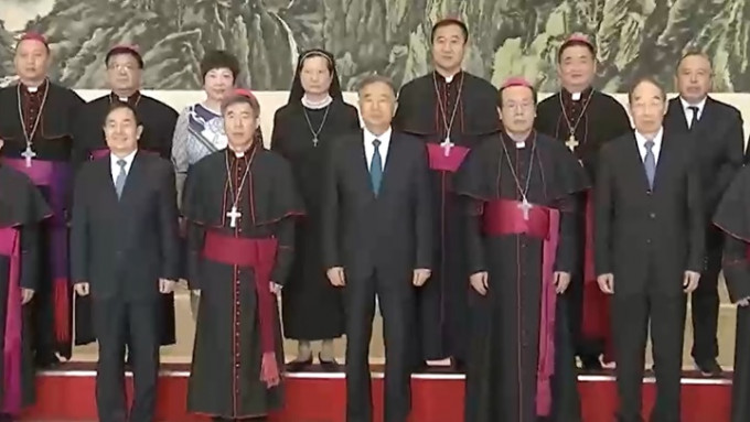 汪洋与新一届天主教「一会一团」领导层会面。央视影片截图