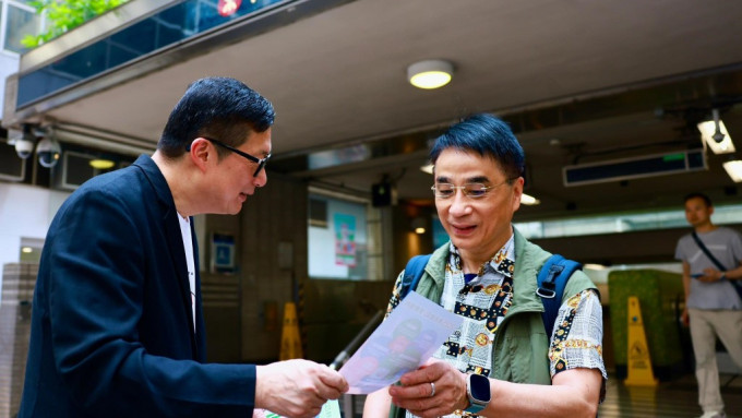 保安局局長鄧炳強今日身體力行到灣仔地鐵站附近的選民登記站，呼籲街坊登記做選民。鄧炳強FＢ圖片