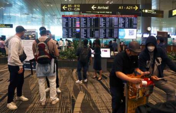 新加坡去年4月起扩大松绑边境，樟宜机场人潮回流。路透社