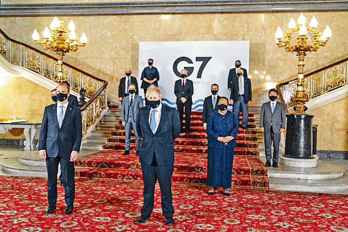 英國首相約翰遜（中）和G7外長合影。